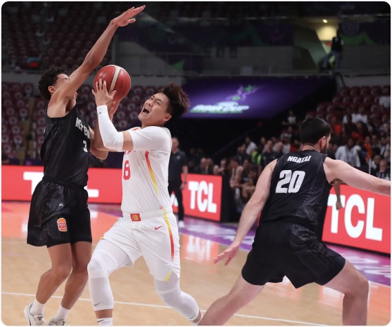 时隔10年再进亚洲杯决赛！赵睿24+6中国男篮擒新西兰 